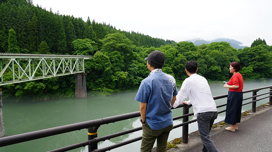 三島町内を視察する研究員ら