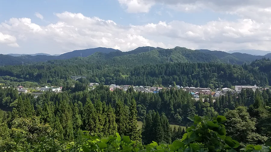 山に囲まれた三島町の写真