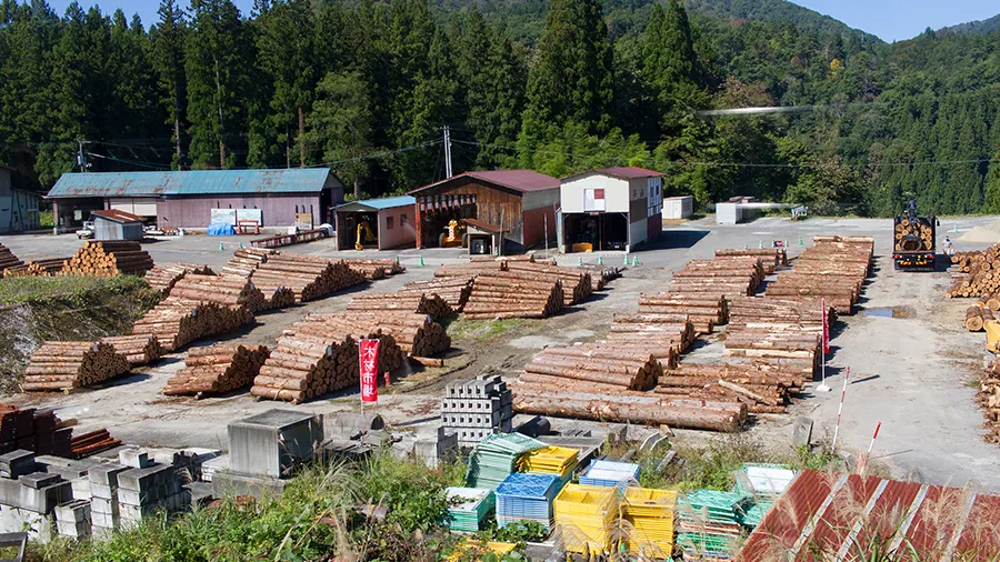 福島県三島町内の木材市場