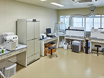 生物等試料機器分析室の様子
