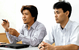 江守 正多(左)と野沢 徹(右)の写真