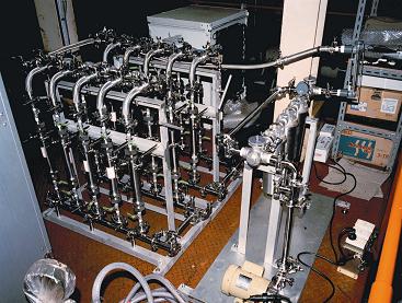 写真10　フェリー「くろしお」に搭載した複数カラム搭載可能な捕集装置（第二世代）