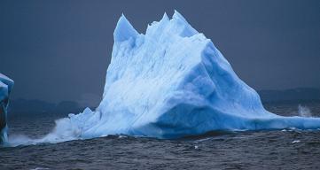 写真7　青色をした小型の氷山（南極海）