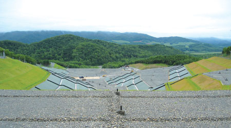 新しいコンセプトで建設された山間の最終処分場の写真