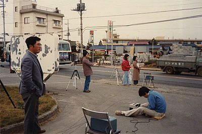 専門の機材を使い測定を繰り返した道路での環境知覚実験の写真