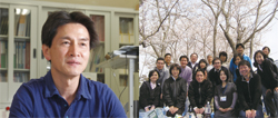 平野靖史郎（左）と健康リスク研究室のメンバー（右）の写真