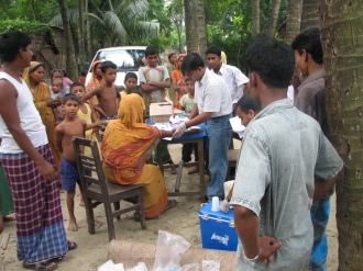 写真：バングラデシュ住民からの生体試料採取