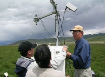 機器設置の様子の写真