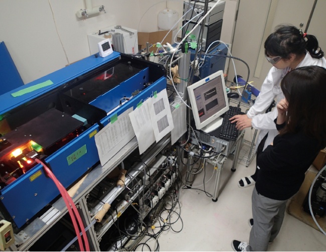 レーザー誘起蛍光法（LIF）とフローチューブを用いた気体OHラジカルのエアロゾルへの取り込みを調べる実験の写真