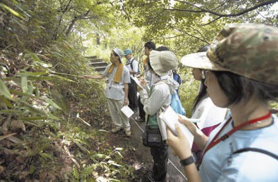 写真2 筑波山での植物観察