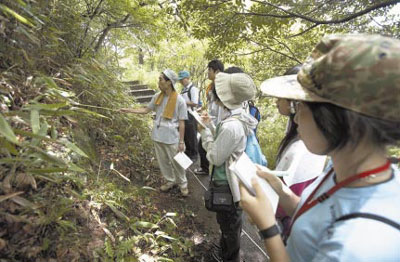 写真２　筑波山での植物観察