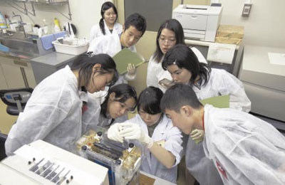 写真3 装置を使っての実験