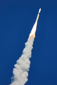 上昇するロケットの写真