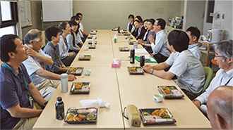 会食の様子の写真