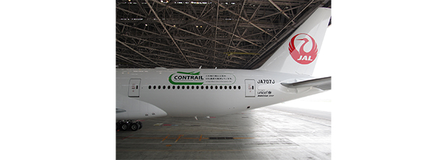777-200ER型機に塗装されたCONTRAILロゴの写真