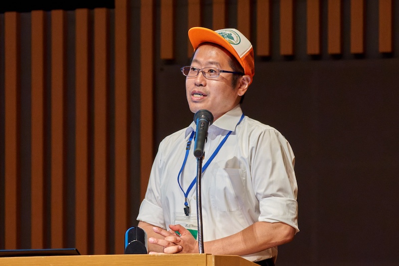 講演する深澤さんの写真