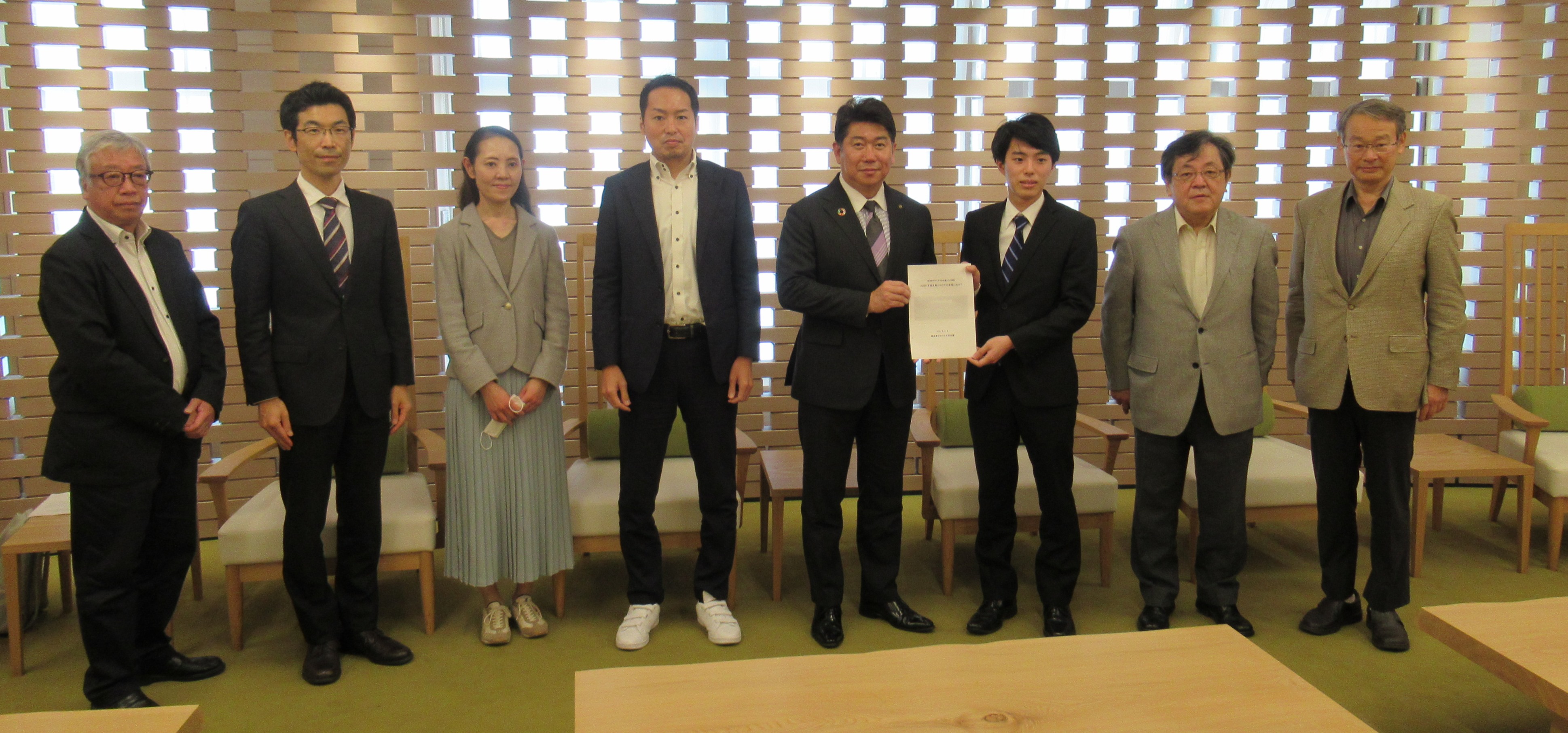 川崎市長へ市民提案の提出（2021年11月）の写真