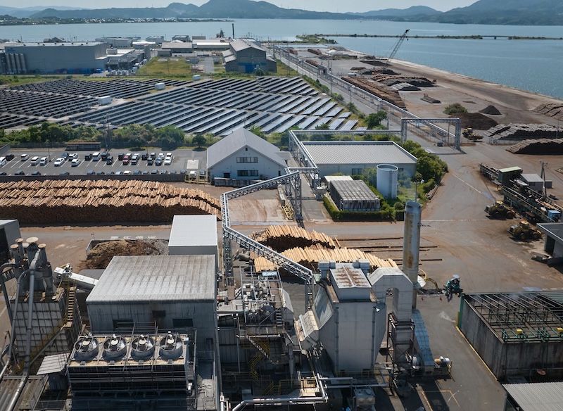 三光のごみ処理工場（写真上部）と松江エヌエル工業の合板製造工場（写真下部）をつなぐ全長約900メートルの配管の写真
