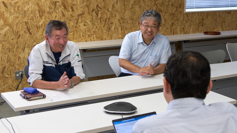 2026年7月に江島工場の見学に訪れた国立環境研究所の藤井室長を歓迎する三光の三輪社長と松江エヌエル工業の村山尚史社長の写真