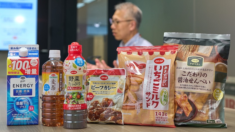 再生プラスチック100%のペットボトルのお茶や、回収したペットボトルをパッケージの一部に使用したレトルトカレーやお菓子、植物由来プラスチックを使用したドレッシングボトルなどのコープ商品の写真