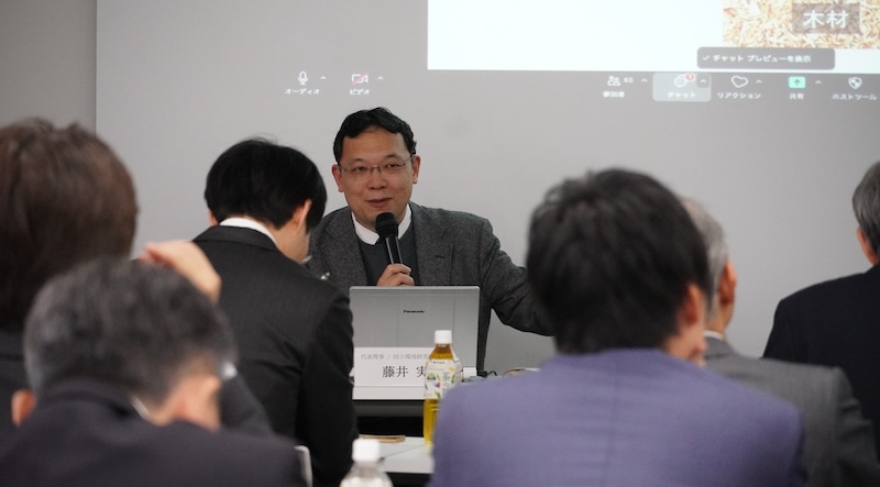 2025年4月に東京都内で開かれたLCCN推進研究会設立シンポジウムで講演する藤井室長の写真