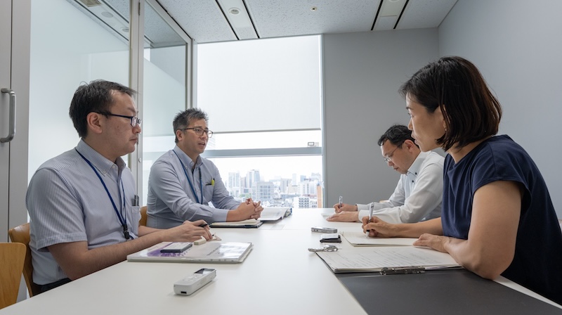 LCCN事業化に向け、自治体や事業者との対話を重ねる藤井室長（右奥）ら＝2026年8月、東京二十三区清掃一部事務組合の写真