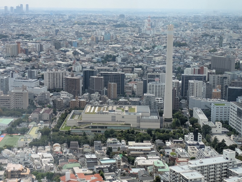 023年に6年かけた建て替え工事が完了した目黒清掃工場。住宅街に高い煙突がそびえたっている様子の写真