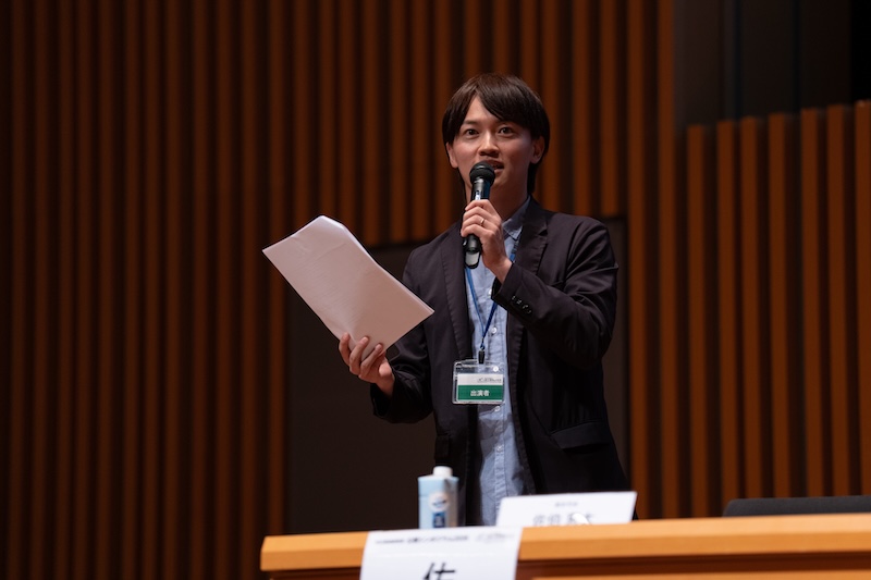 総合司会を務める佐伯恵太さんの写真