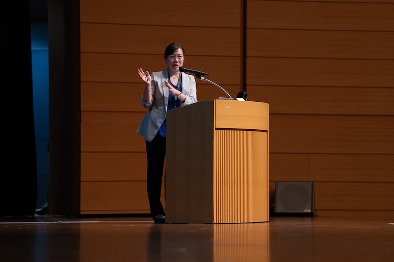講演をする浅見真理さんの写真