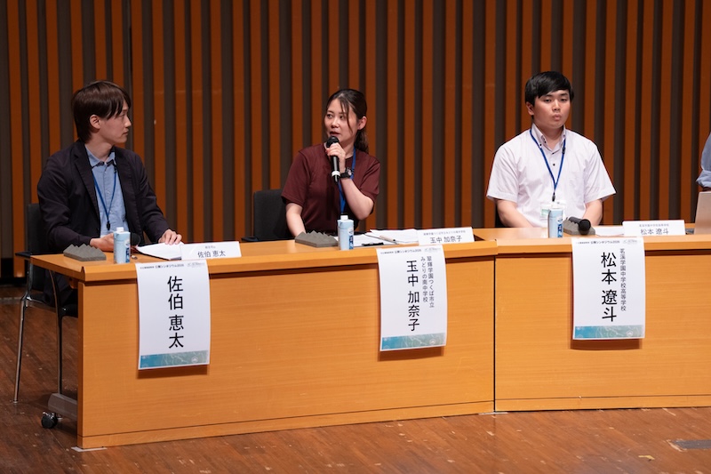 質問に答える玉中加奈子先生の写真
