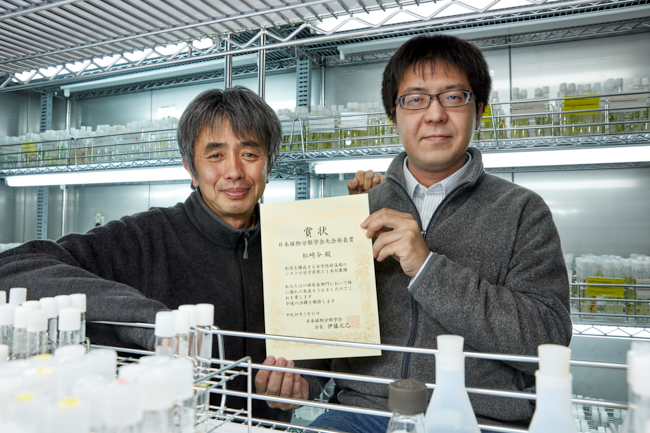 賞状を手にする松崎令JSPS特別研究員と河地正伸室⻑