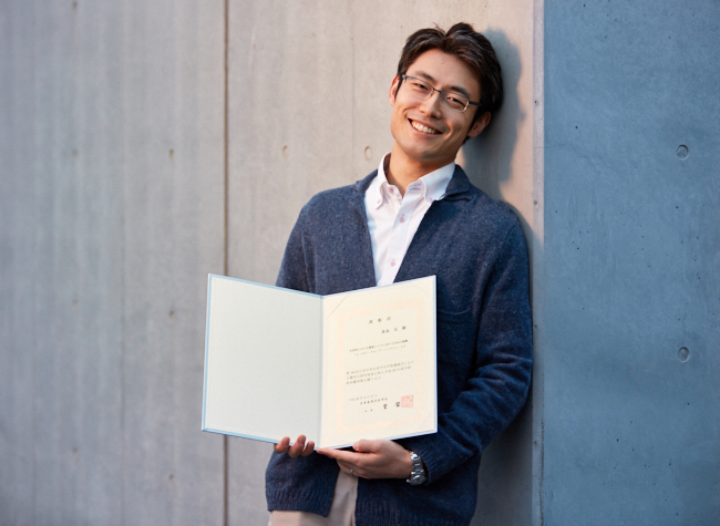 賞状を手にする多島良研究員