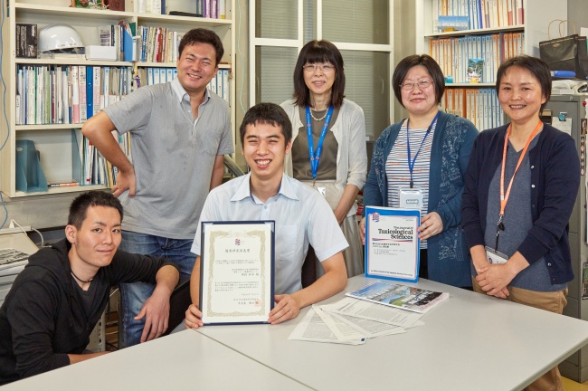 岡村和彦研究員に授与された賞状の写真