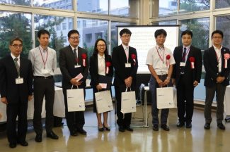 珠坪一晃副センター長に授与された賞状の写真