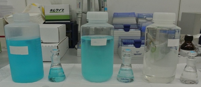 水質事故時（左・中）と水質事故後（右）の水路の水の写真（池田市より提供）