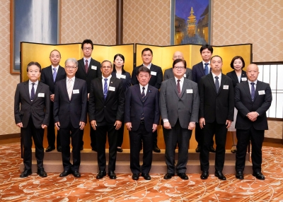 授与式で挨拶する茂木外務大臣の写真