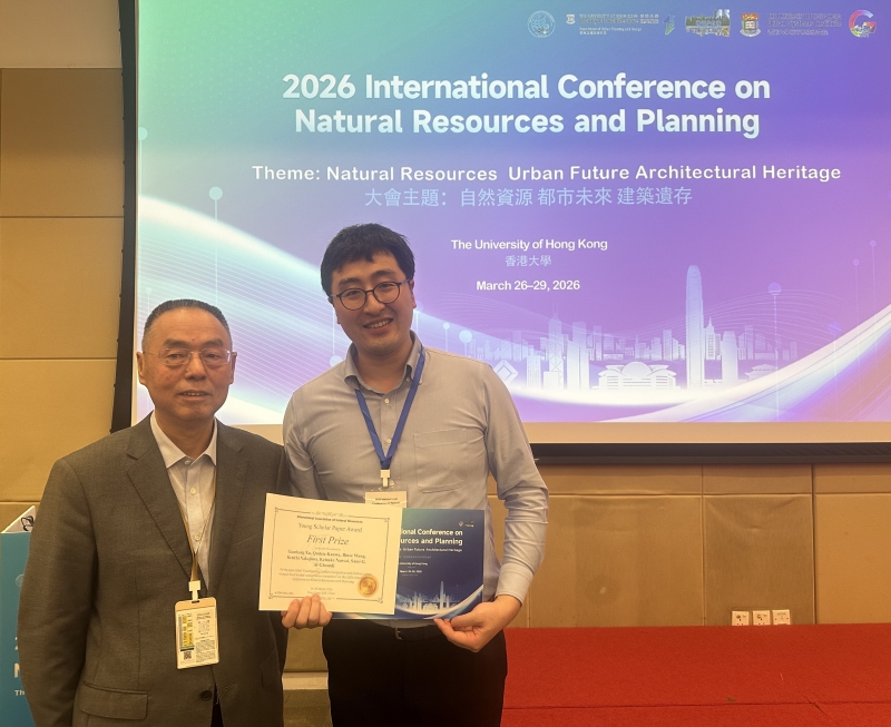 賞状を手にするXU Guochang 特別研究員（右）