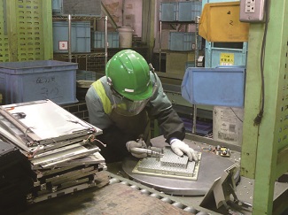 国内の家電リサイクル施設における液晶テレビの分解の写真