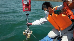 写真：湖底泥の採取