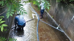 写真：流量観測装置作業