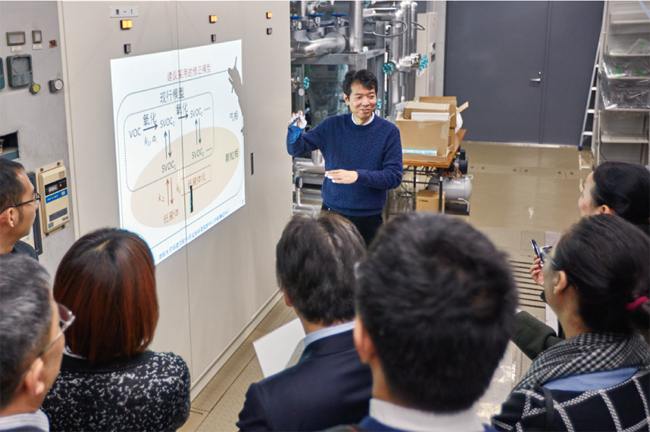 説明時の佐藤さんの写真