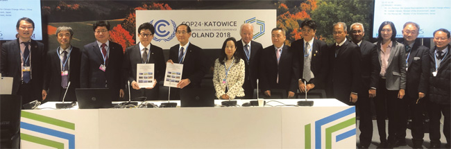 環境大臣と自治体職員や研究者らの写真