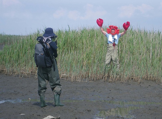 「ヒガタ☆マンがゆく～ふしぎないきものたちを探してみよう」撮影の様子の写真