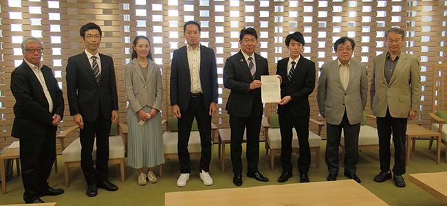 川崎市長へ市民提案の提出時（2021年11月）の写真