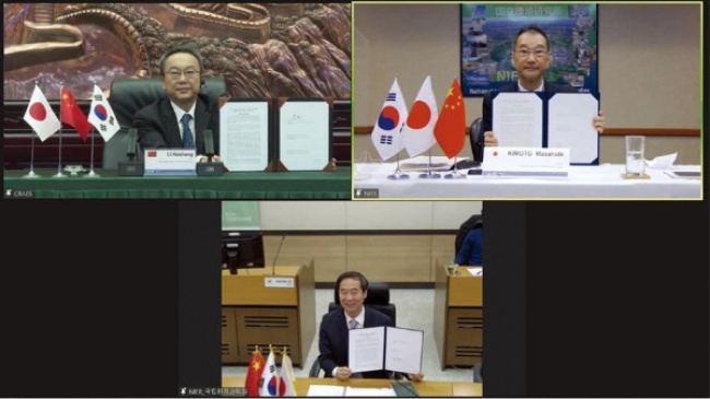 写真2 署名を終えた三機関長