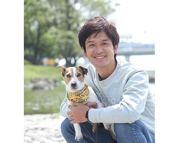 谷口主任研究員が愛犬を抱きかかえている様子