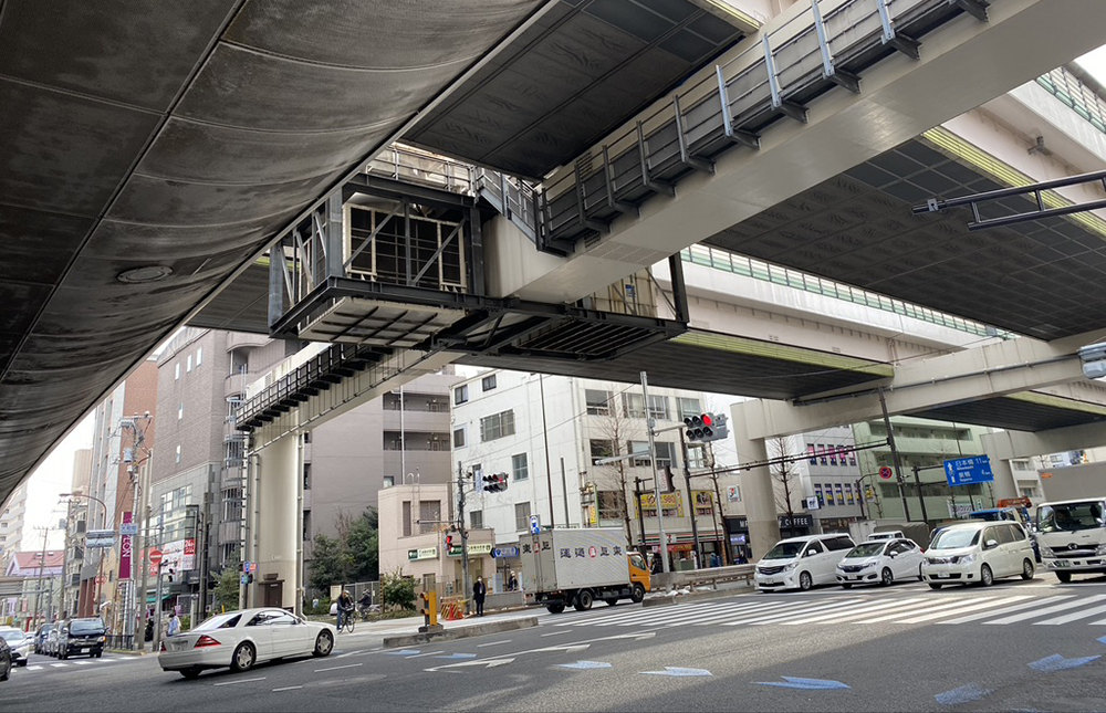 写真：東京都内の交通量が多い道路（交差点）
