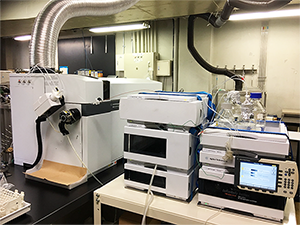 ヒ素の化学形態別分析に使用しているHPLC-ICP-MS装置の写真