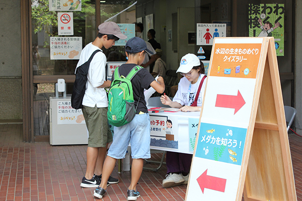 写真「水環境実験施設」入口の当日の様子