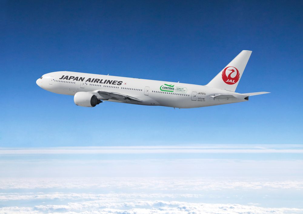 A JAL aircraft flying out in the blue sky. The aircraft can see the letter Contrail.